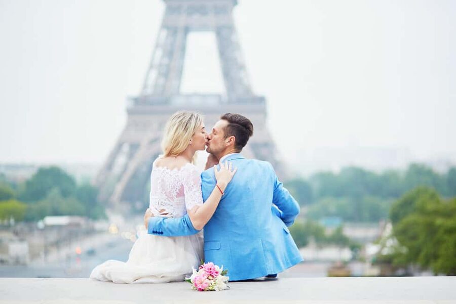 Paris: Romantic Couple Photoshoot (with flower bouquet!) - Why a Paris photoshoot can be worth the hour