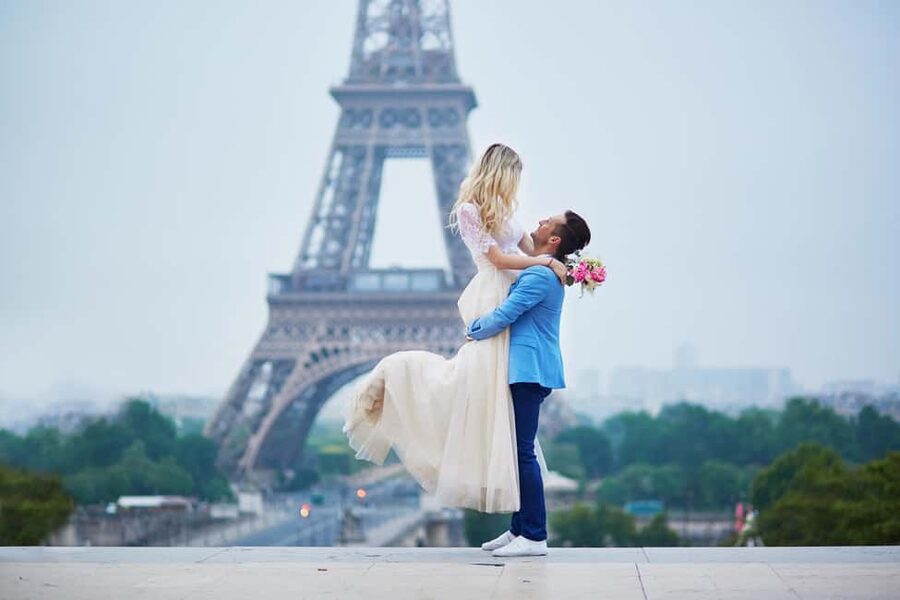 Paris: Romantic Couple Photoshoot (with flower bouquet!) - Beginning with the bouquet and first photographs