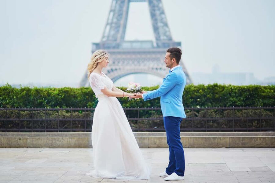 Paris: Romantic Couple Photoshoot (with flower bouquet!) - What the 50 images really mean