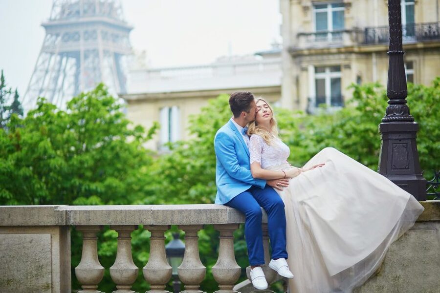 Paris: Romantic Couple Photoshoot (with flower bouquet!) - Timing, lateness, and the one-hour limit