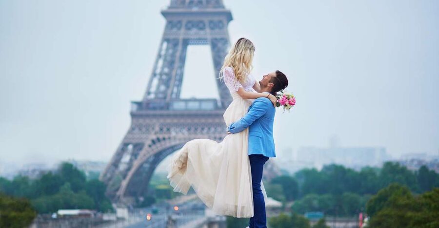 Paris: Romantic Couple Photoshoot (with flower bouquet!) - Accessibility, languages, and private-group comfort