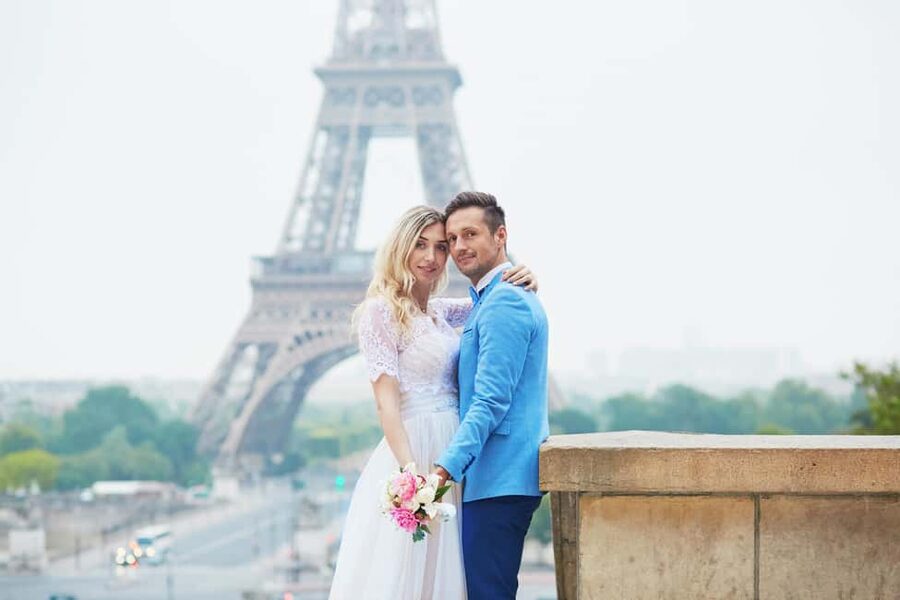 Paris: Romantic Couple Photoshoot (with flower bouquet!) - How the price compares with the experience