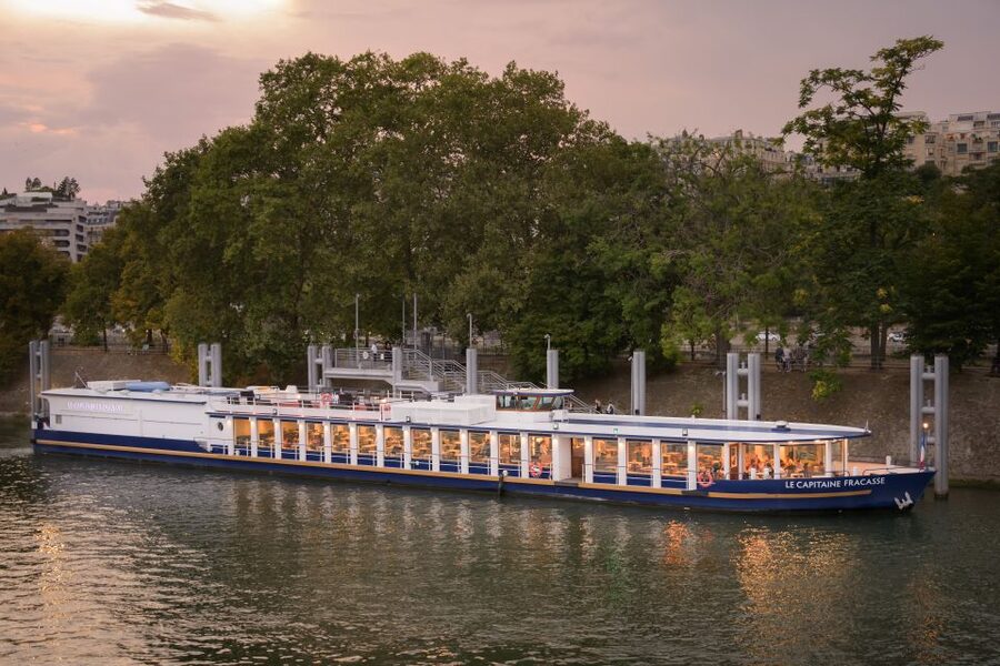 Paris: Romantic Cruise with 3-course Dinner on Seine River - The Eiffel Tower is the big evening moment