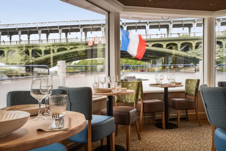 Paris: Romantic Cruise with 3-course Dinner on Seine River - Musée d’Orsay and the quieter side of Paris
