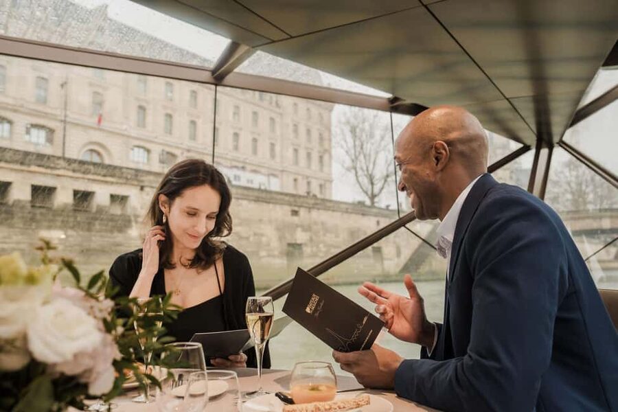 Paris : Valentine's Day Diner Cruise on the Seine river - Settling in as the Seine begins
