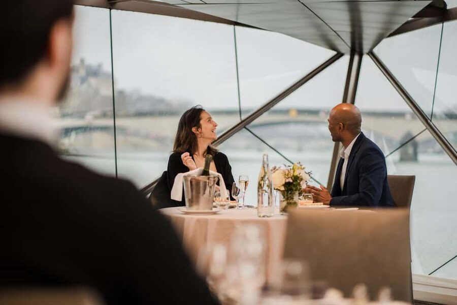 Paris : Valentine's Day Diner Cruise on the Seine river - Pont des Arts and the historic center