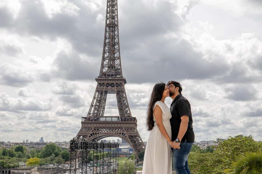 Photo session for couples with flowers around Eiffel tower - Key points to know before booking
