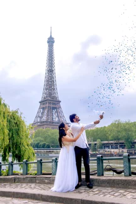 Photo session for couples with flowers around Eiffel tower - Meeting at Trocadéro Square