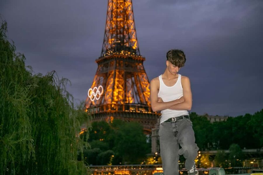 Photo session for couples with flowers around Eiffel tower - How the photographer helps you pose
