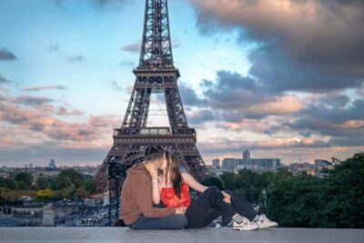 Photo session for couples with flowers around Eiffel tower