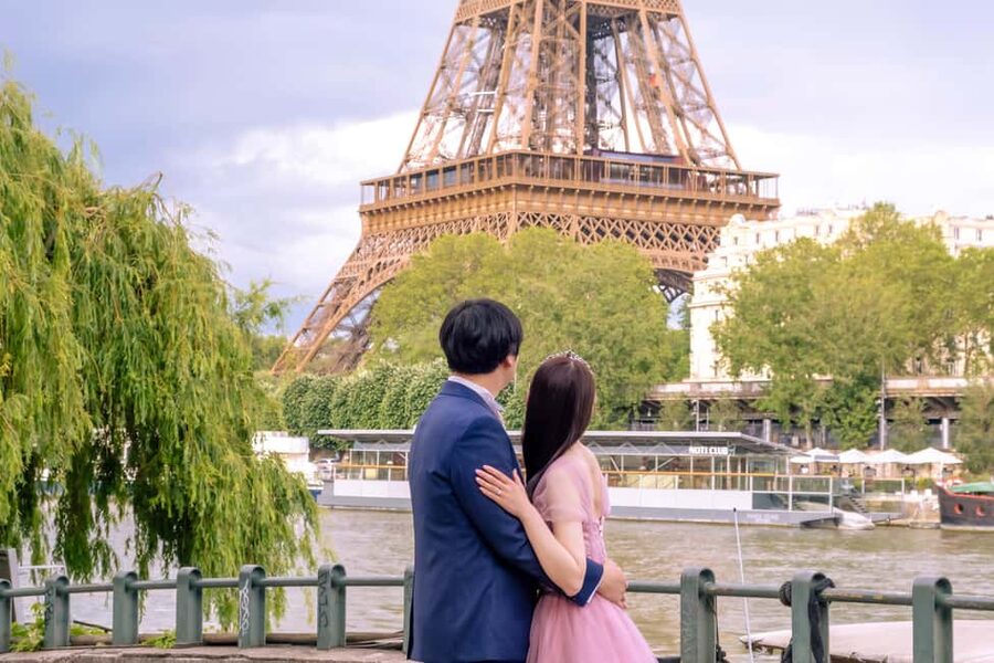 Photo session for couples with flowers around Eiffel tower - Flowers, outfit changes, and optional extras