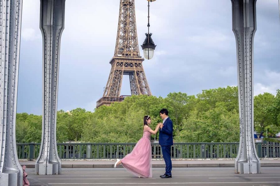 Photo session for couples with flowers around Eiffel tower - What you receive after the session