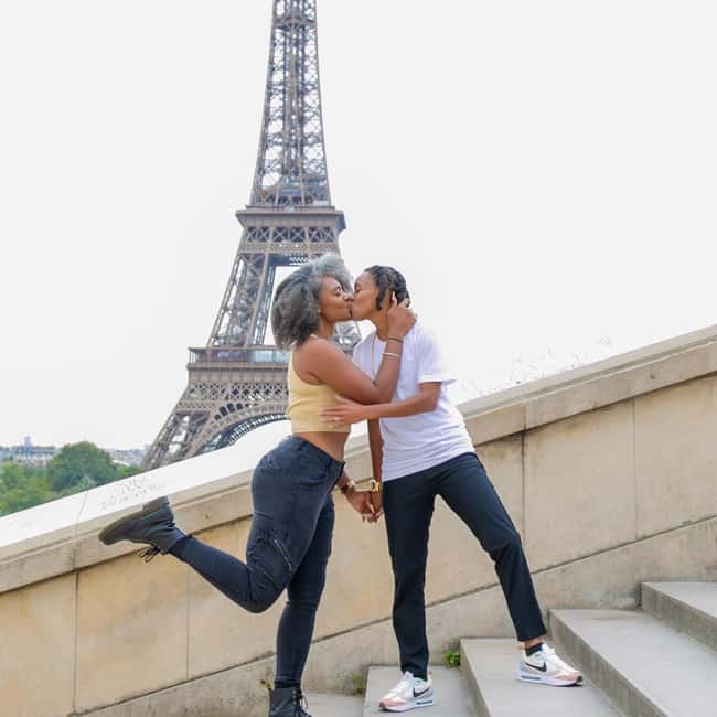 Photo session for couples with flowers around Eiffel tower - Is $165 good value?