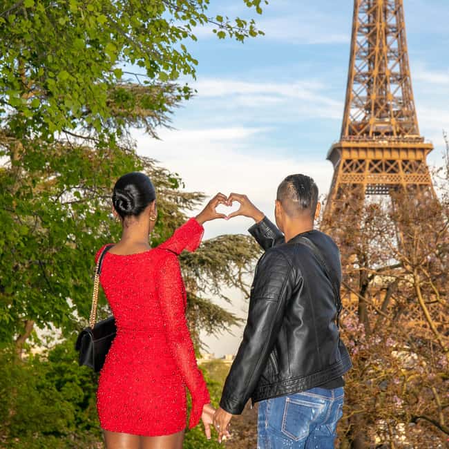 Photo session for couples with flowers around Eiffel tower - What the reviews tell me about service