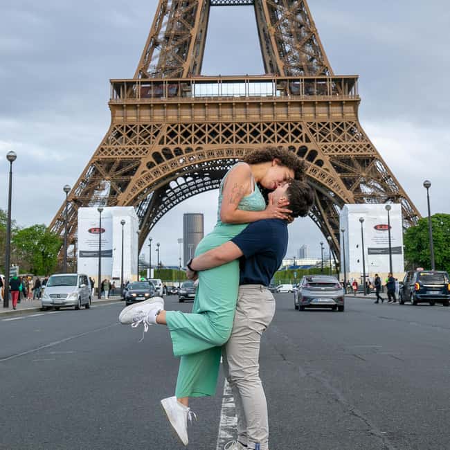 Photo session for couples with flowers around Eiffel tower - Languages, access, and practical limits