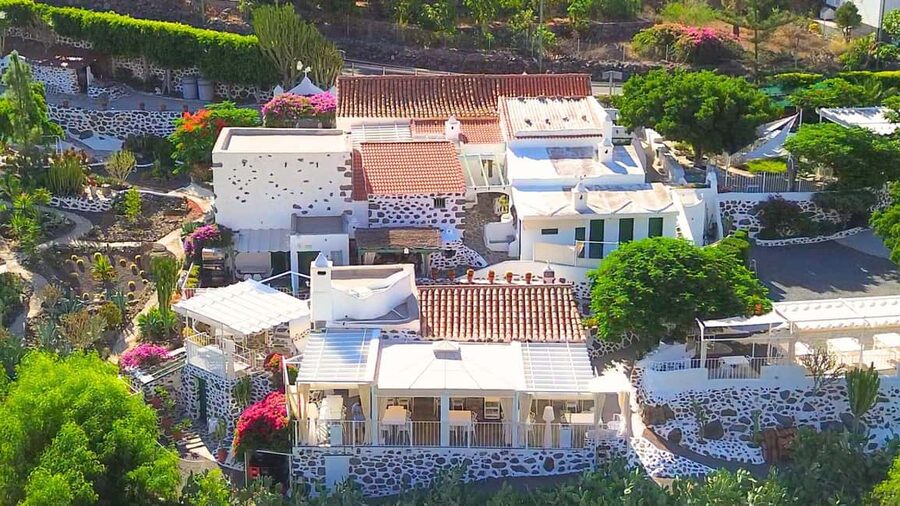 Premium romantic experience for couple in Mogan Gran Canaria - The gazebo meal: caviar, gold, and sparkling wine