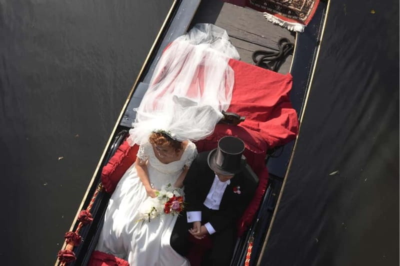 Private Alster Lake romantic Tour in a Real Venetian Gondola - The first minutes on the Alster