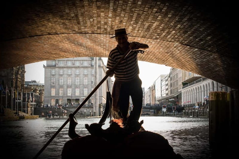 Private Alster Lake romantic Tour in a Real Venetian Gondola - The Alster Fountain up close