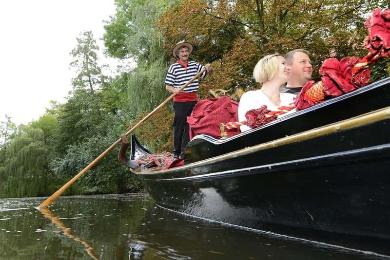 Private Alster Lake romantic Tour in a Real Venetian Gondola - Passing under the Lombard Bridge