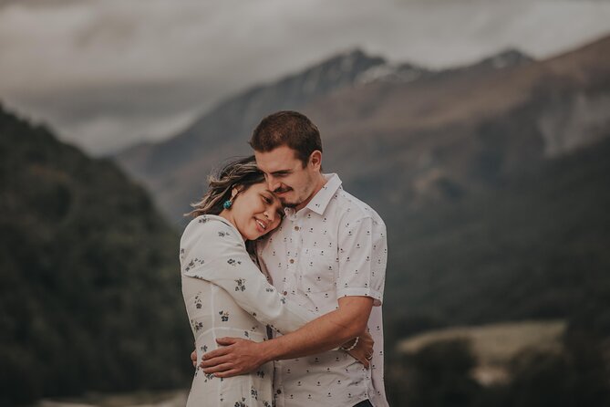 Private Couples Photo Shoot in Queenstown - A photographer who helps you relax