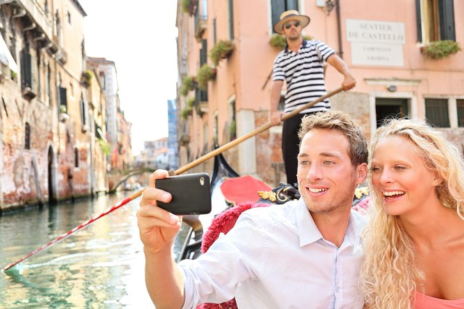 Private Crafted Gondola Ride on the Grand Canal - What the gondolier does, and does not, provide