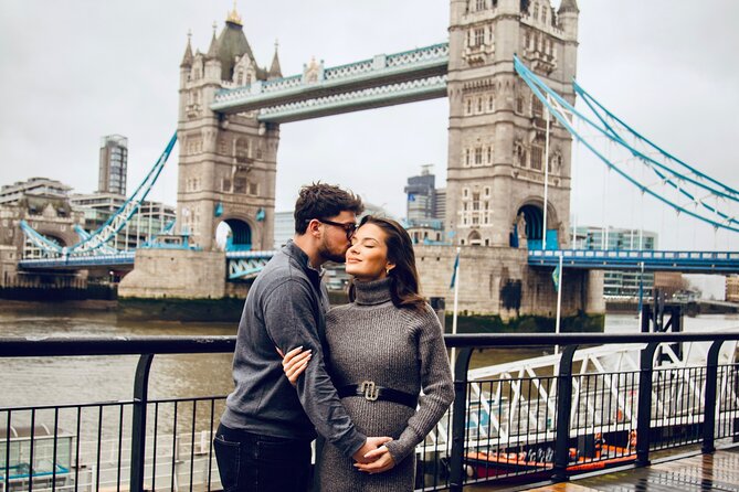 Private landmarks photoshoot for families and couples - Buckingham Palace for VIP customers
