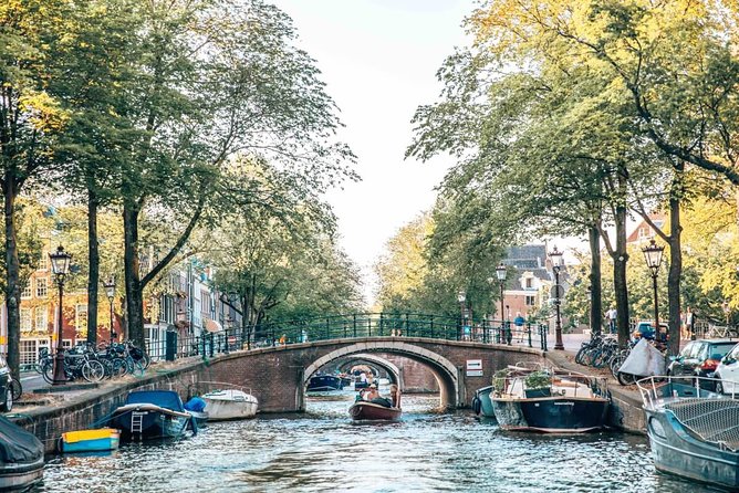 Private Romantic Canal Cruise Amsterdam with Bubbly and Snacks - What comes with the cruise