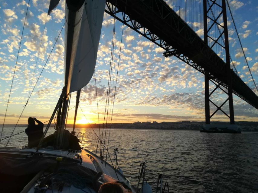 Private Romantic cruise with sparkling wine- 2-Hour- Lisbon - Is the sparkling wine enough for your celebration?