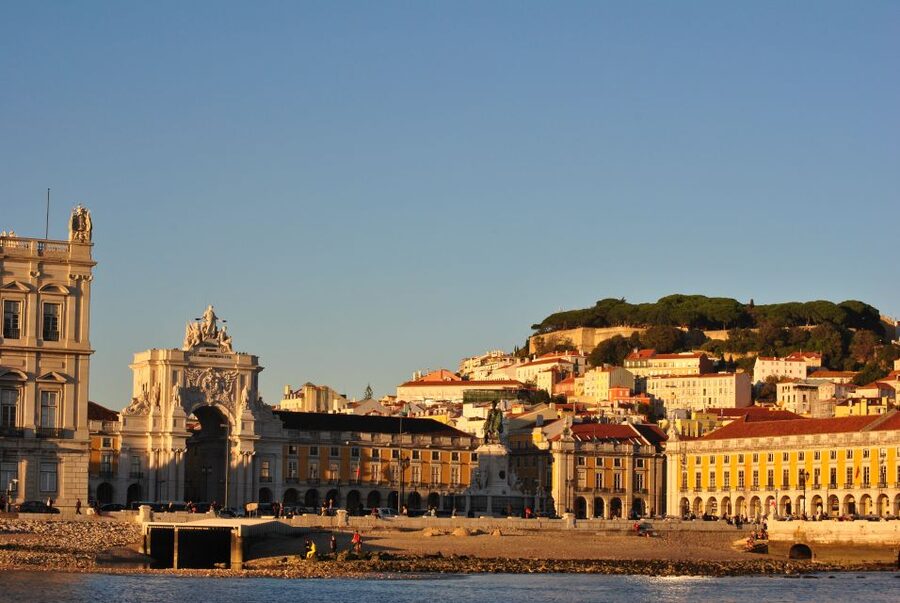 Private Romantic cruise with sparkling wine- 2-Hour- Lisbon - Does $305 offer good value?