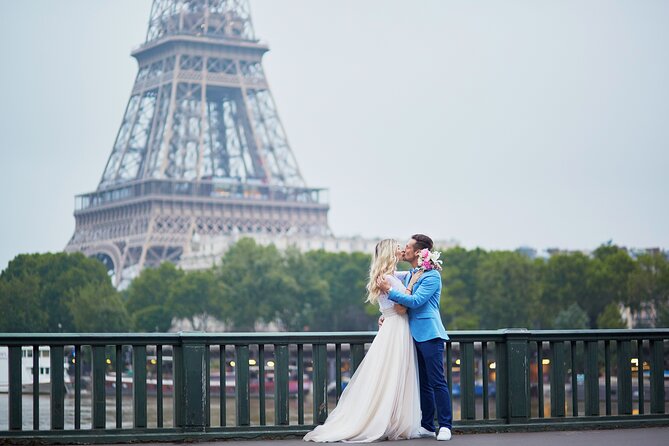 Private Romantic Photoshoot in Paris with Bouquet of Flowers - Walking between the best Eiffel Tower viewpoints