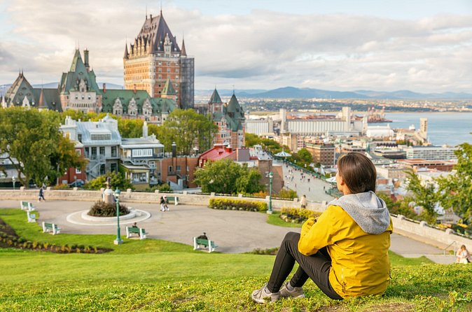 Private Romantic Stroll in Quebec Walking Tour for Couples - The best pause at Dufferin Terrace