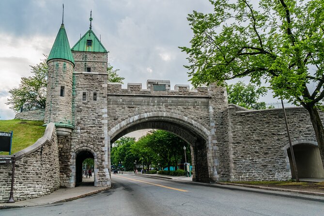 Private Romantic Stroll in Quebec Walking Tour for Couples - What the guide adds to the experience