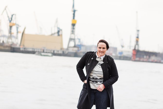 Private Romantic Urban & Street Photoshoot - St. Nikolai Memorial brings weight to the route