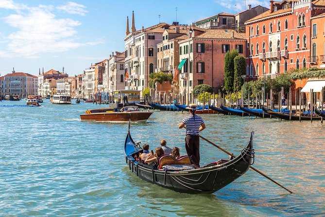 Renew your wedding vows on a romantic gondola - Key points at a glance