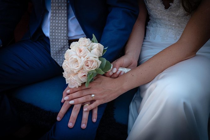 Renew your wedding vows on a romantic gondola - A 30-minute gondola route through two sides of Venice
