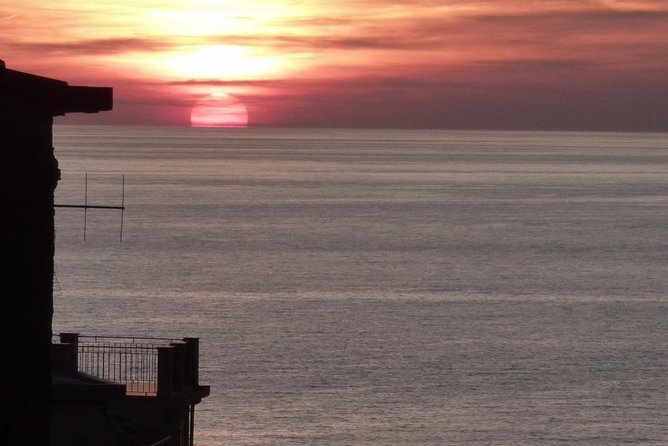 Romance in Cinque Terre: a boat trip at sunset, aperitif onboard - Corniglia: the village high above the sea