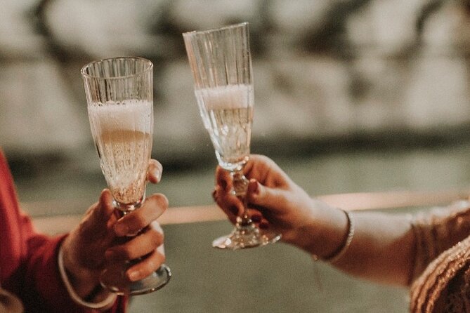 Romantic boat ride 90 min with Möet Chandon - At a glance