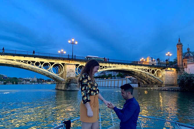 Romantic boat ride 90 min with Möet Chandon - Torre del Oro and Seville’s defensive past