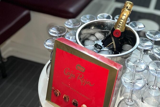 Romantic boat ride 90 min with Möet Chandon - Starting at Puente de San Telmo