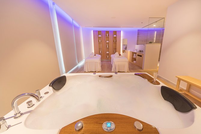 Romantic couple massage + SPA entry and private jacuzzi with cava - Who will enjoy this experience most?