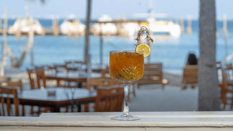 Romantic dinner in front of the sea - Who will enjoy this dinner most?