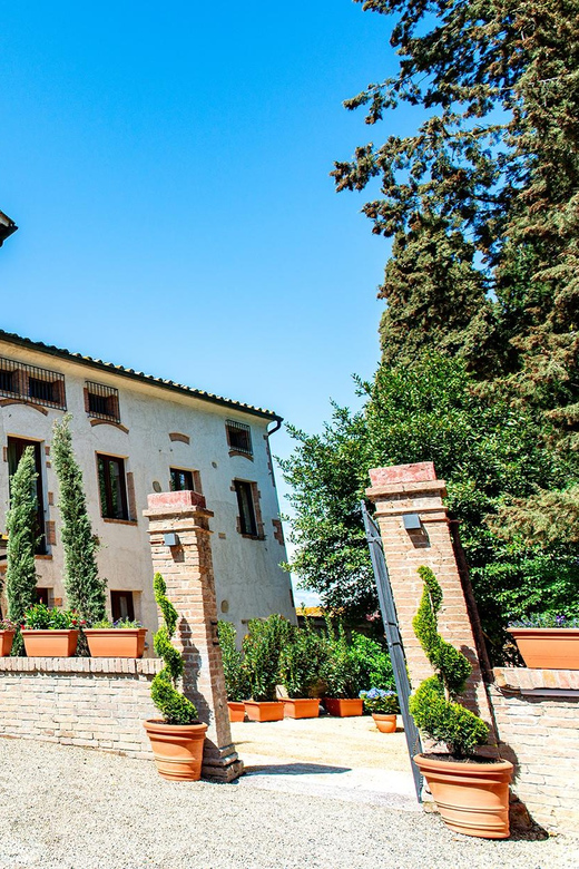 Romantic Escape in Tuscany with Overnight and Wine Tasting - Why the small group matters