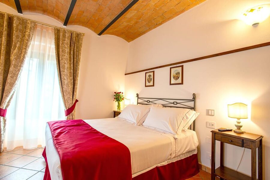 Romantic Escape in Tuscany with Overnight and Wine Tasting - Who should book this experience?