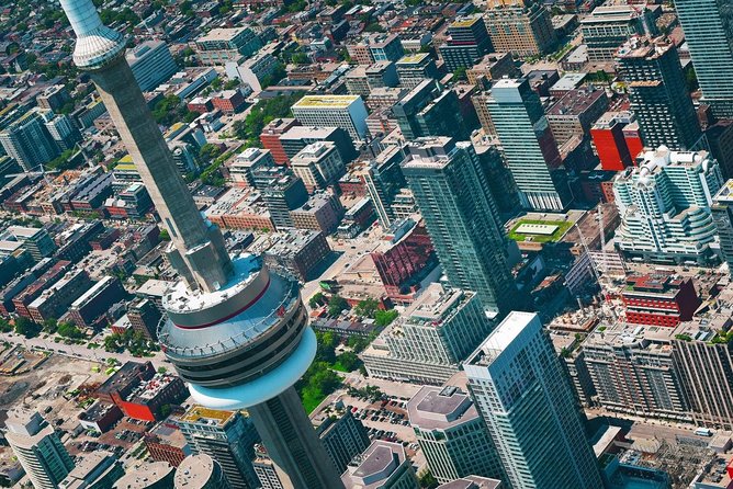 Romantic Jewel - Private Helicopter Tour for 2 - The route from the CNE to Bloor Street