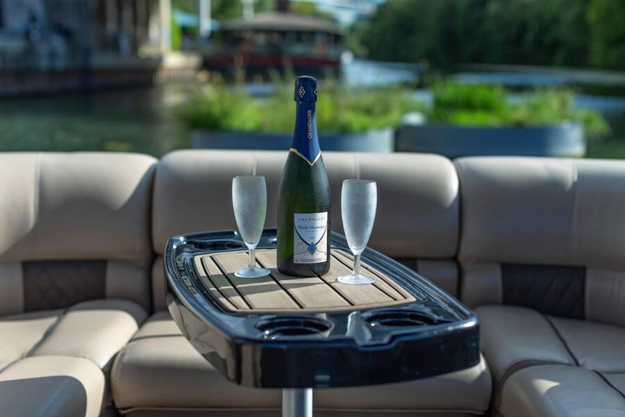 Romantic photo shooting on a private boat in Paris - Key points at a glance