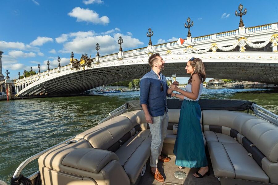 Romantic photo shooting on a private boat in Paris - What this private Seine cruise is really like
