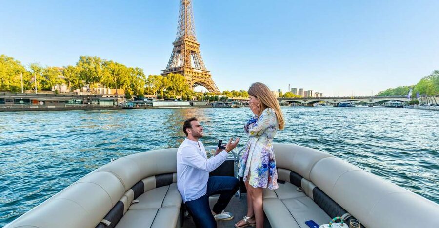 Romantic photo shooting on a private boat in Paris - Sailing toward the Eiffel Tower