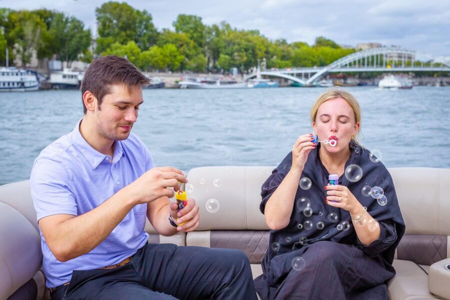 Romantic photo shooting on a private boat in Paris - The turn near Jardin des Plantes