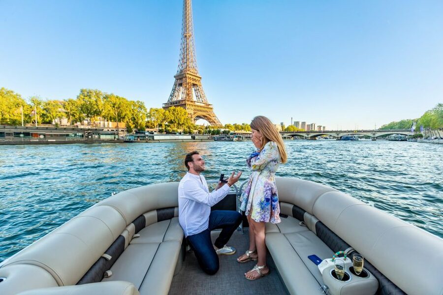 Romantic photo shooting on a private boat in Paris - Boarding at the Statue of Liberty on île aux cygnes