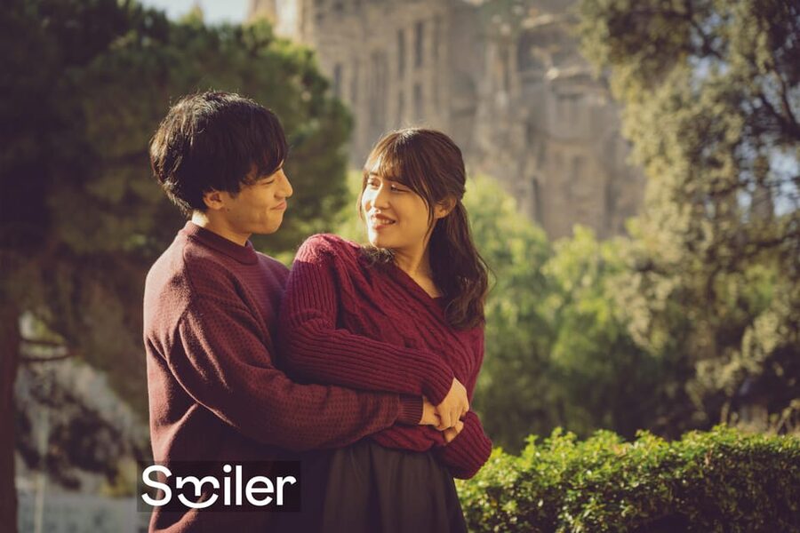 Romantic Photoshoot Experience for Couples in Barcelona - Local guidance can make awkward poses easier